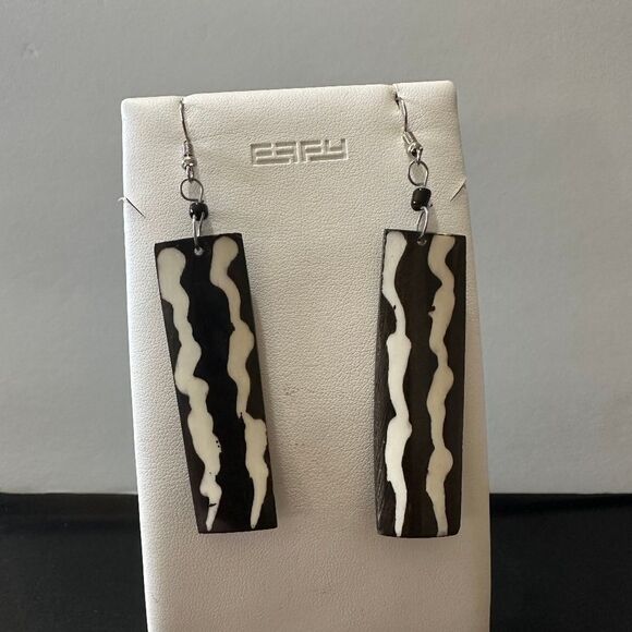 NWOT Brown & Cream Dangling Rectangular Bone Earrings - Picture 1 of 4